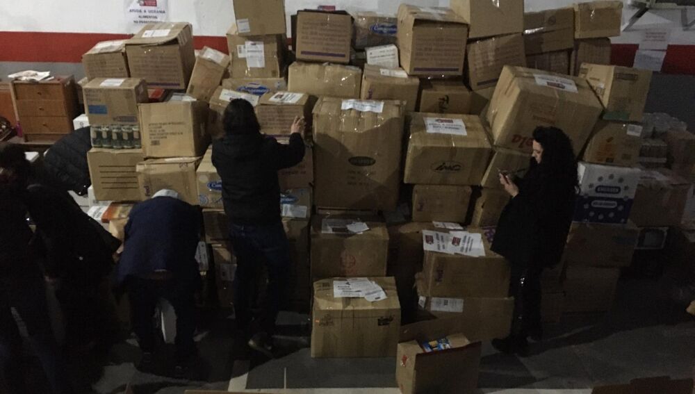 Ucranianos en España, seleccionan y organizan los artículos donados en cajas