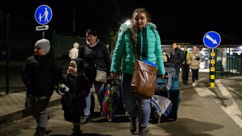 Familias al completo huyendo de Ucrania. 