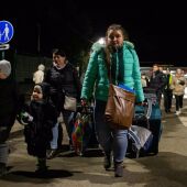 Familias al completo huyendo de Ucrania. 