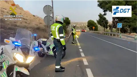 La Guardia Civil de Tráfico en una carretera alicantina La Guardia Civil de Tráfico en una carretera alicantina