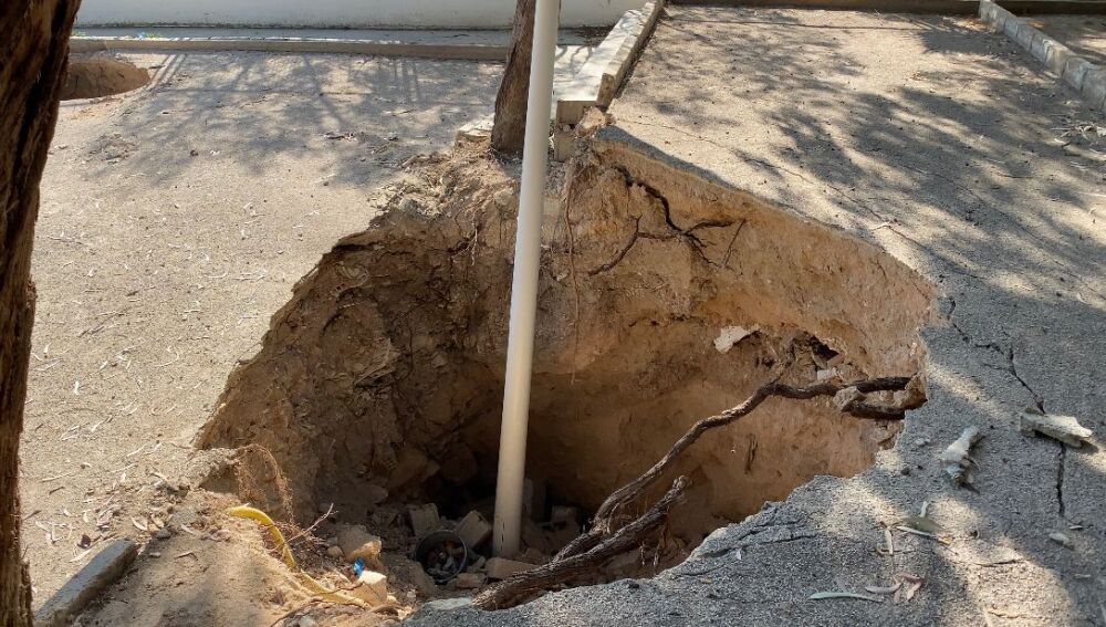 Socavón en el barrio Porfirio Pascual de Elche.