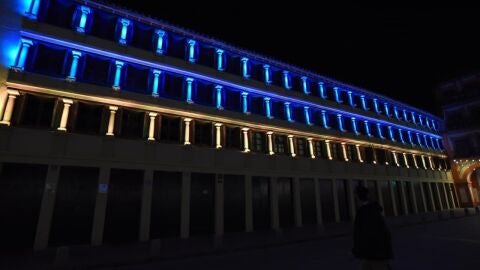  UCOCultura iluminado con los colores de la bandera de Ucrania