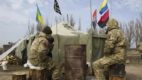 Militares ucranianos en un puesto de control de una carretera que une Mariupol y Donetsk Militares ucranianos en un puesto de control de una carretera que une Mariupol y Donetsk