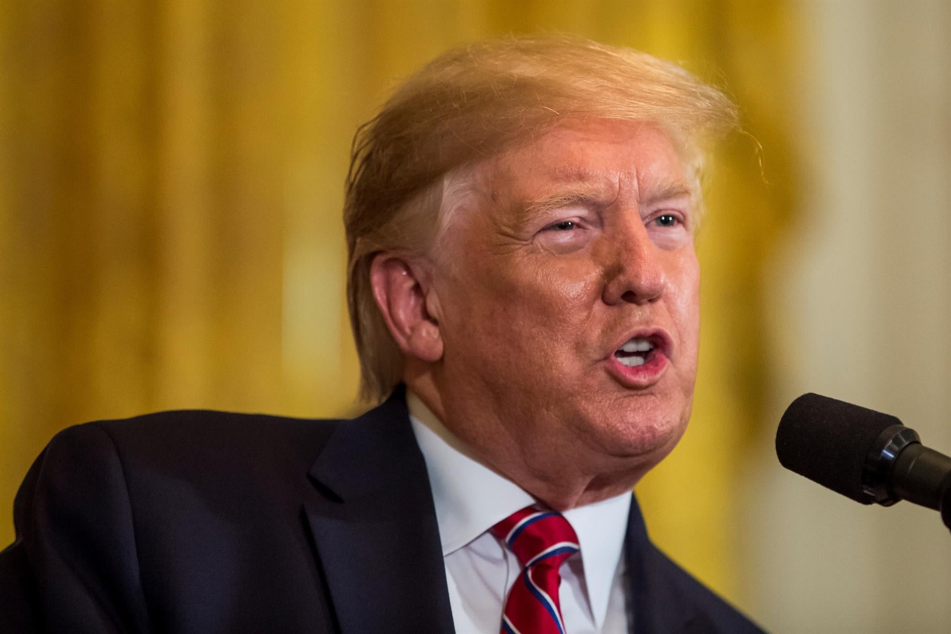 Donald Trump bromea con bombardear a los rusos con aviones con la bandera china Donald Trump bromea con bombardear a los rusos con aviones con la bandera china