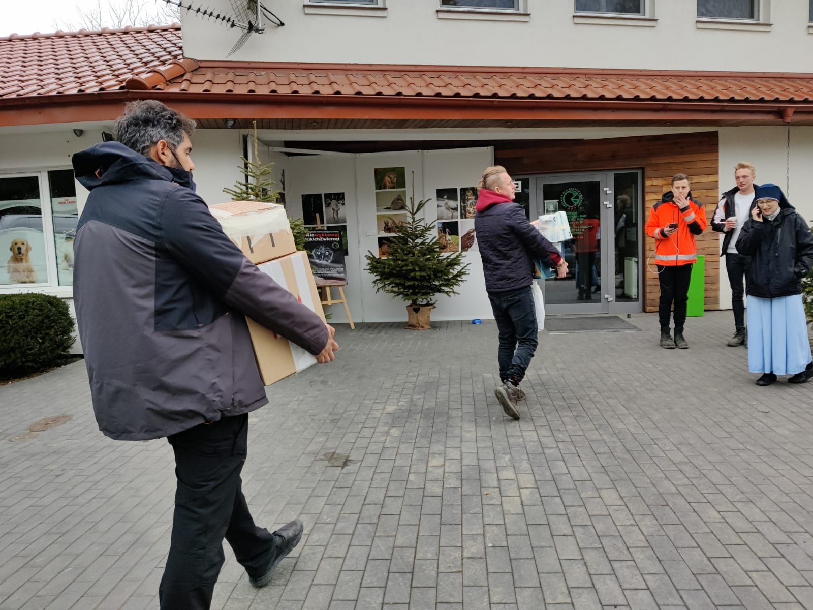 El viaje humanitario de Santuario Salvando Peludos a Polonia para ayudar a los animales afectados por la guerra El viaje humanitario de Santuario Salvando Peludos a Polonia para ayudar a los animales afectados por la guerra