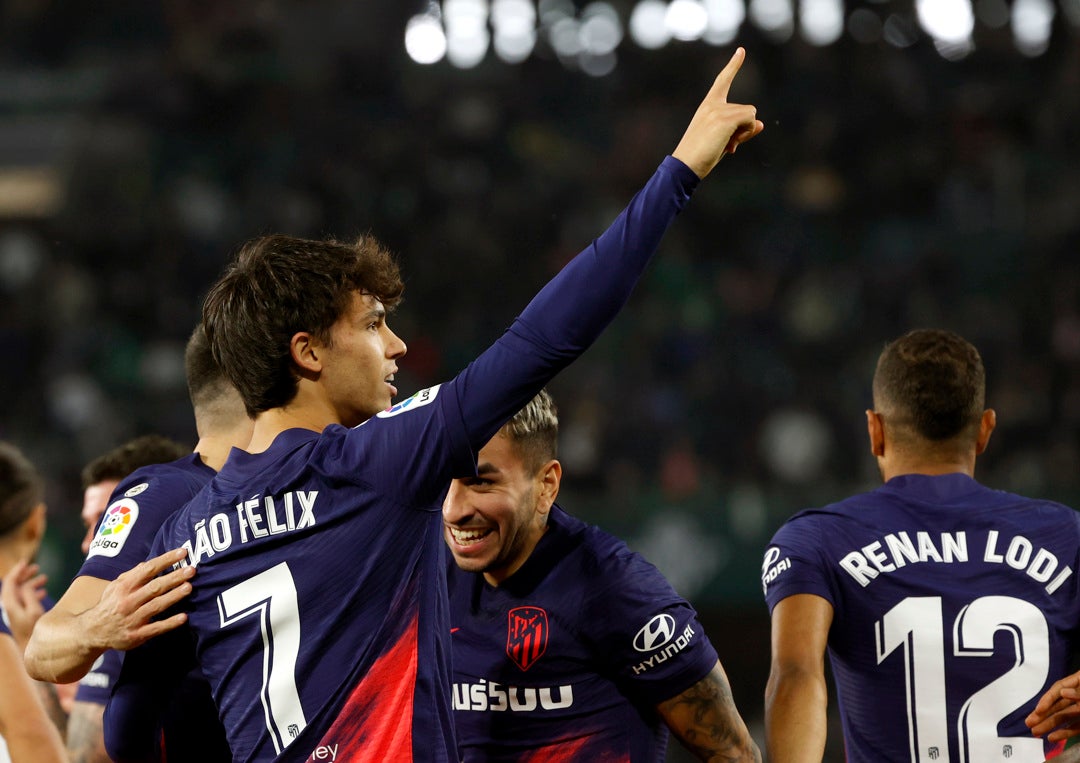 El Atleti asalta el Benito Villamarín para meterse en puestos de Champions El Atleti asalta el Benito Villamarín para meterse en puestos de Champions