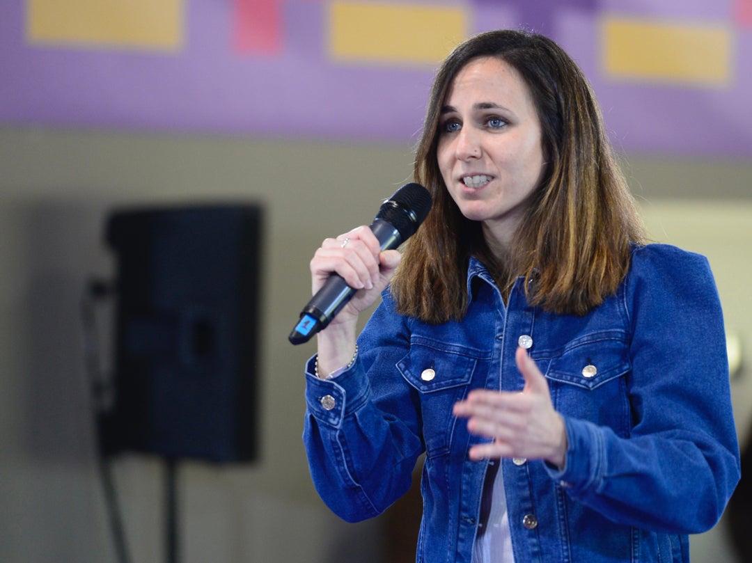 Podemos llama al PSOE "partido de guerra" y defiende la diplomacia Podemos llama al PSOE "partido de guerra" y defiende la diplomacia