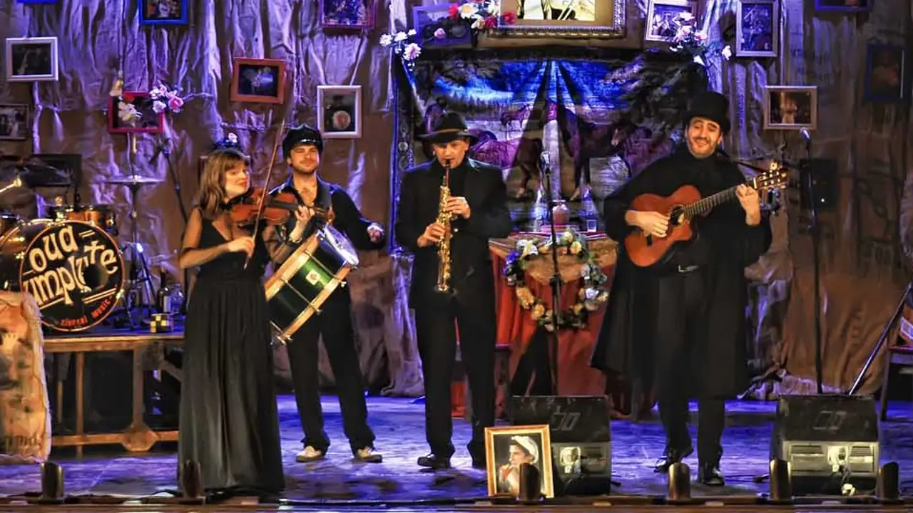 El Funeral Oua Umplute se estrenó en el año 2006. A la izquierda, la violinista ucraniana Tereza Polyvka El Funeral Oua Umplute se estrenó en el año 2006. A la izquierda, la violinista ucraniana Tereza Polyvka