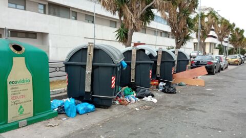 Contenedores de basuras repletos en El Puerto