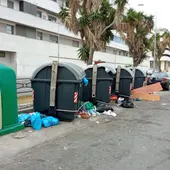Contenedores de basuras repletos en El Puerto Contenedores de basuras repletos en El Puerto