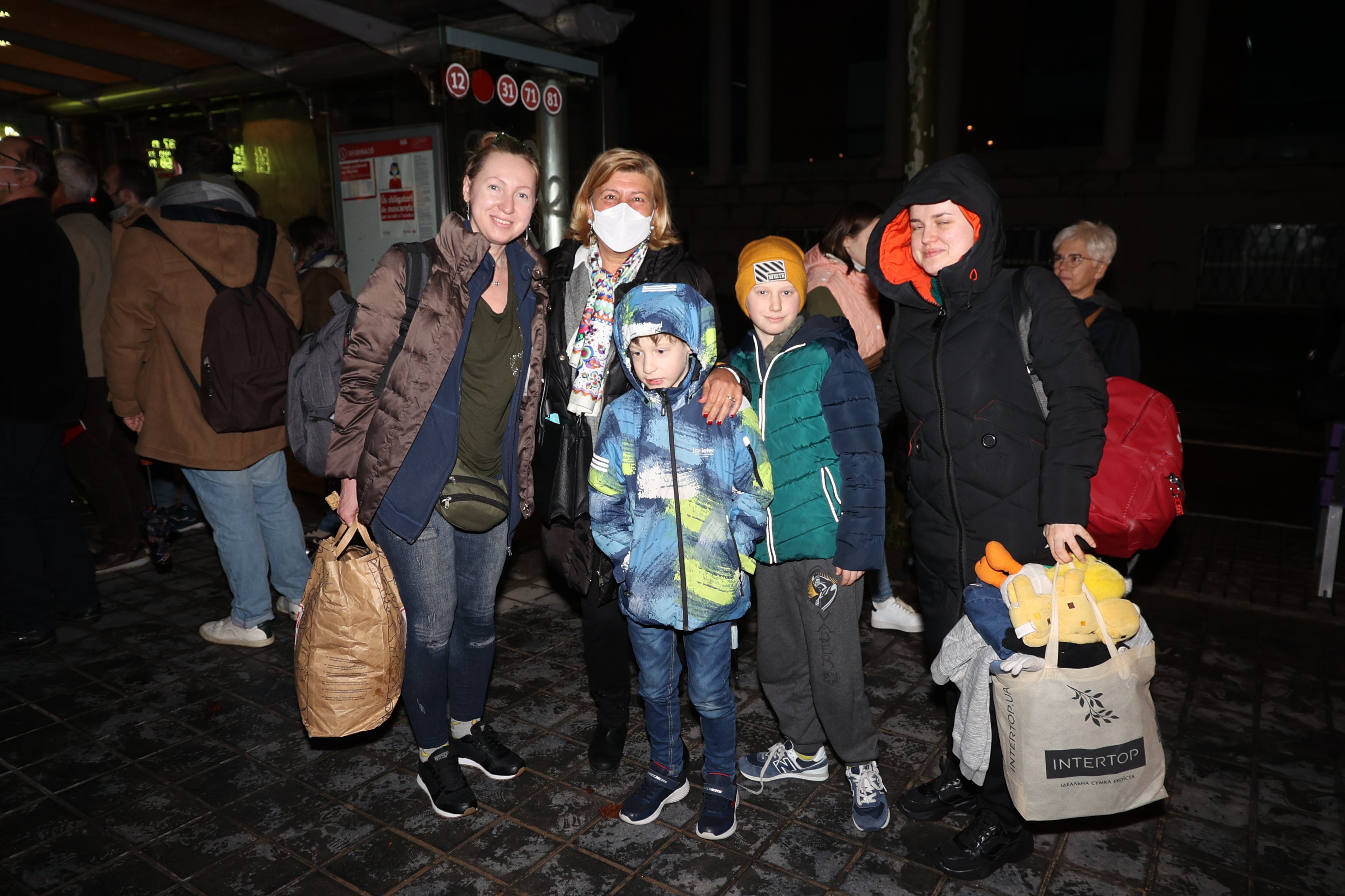 Los refugiados ucranianos, recibidos con emoción por sus familias valencianas de acogida Los refugiados ucranianos, recibidos con emoción por sus familias valencianas de acogida
