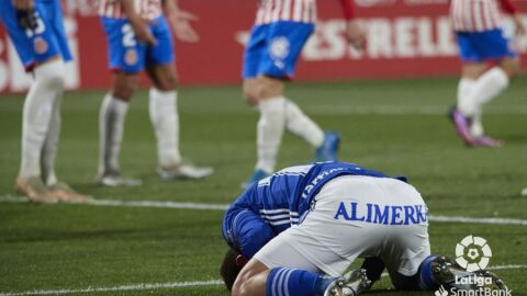 Un jugador del Oviedo se lamenta en el partido frente al Girona