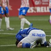 Un jugador del Oviedo se lamenta en el partido frente al Girona