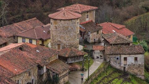 Vista a&eacute;rea de un pueblo de Asturias, Espa&ntilde;a