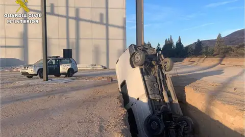 La furgoneta con el material robado cayó a esta zanja La furgoneta con el material robado cayó a esta zanja