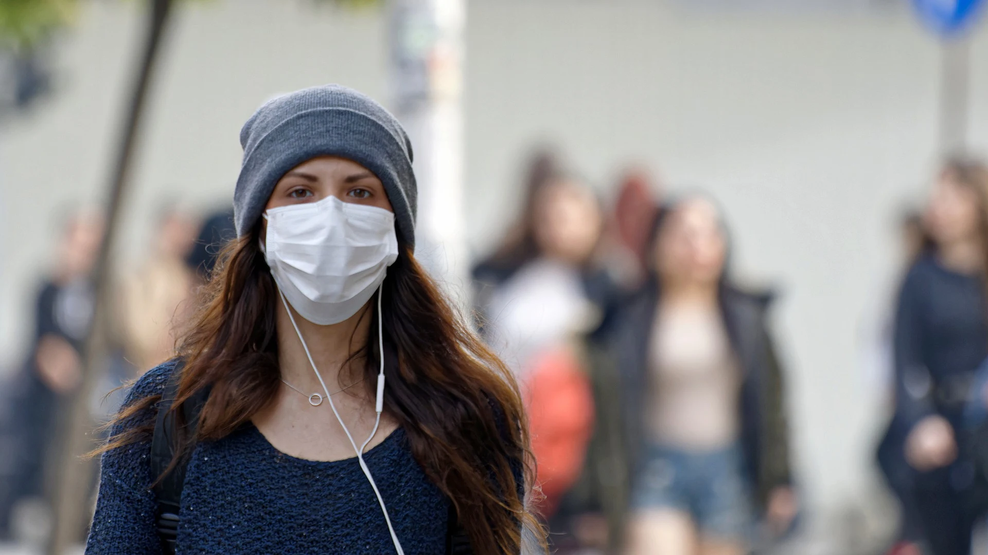 Una mujer con mascarilla en la calle Pixabay