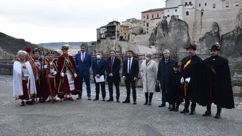 El alcalde de Valera, Daniel Pérez Osma, con otros representantes políticos que respaldaron la candidatura que se presentó en el Parador de Cuenca El alcalde de Valera, Daniel Pérez Osma, con otros representantes políticos que respaldaron la candidatura que se presentó en el Parador de Cuenca