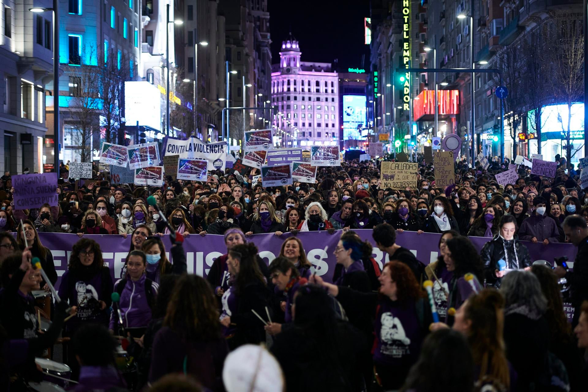 Las calles se tiñen de morado en el 8M con un movimiento feminista dividido Las calles se tiñen de morado en el 8M con un movimiento feminista dividido