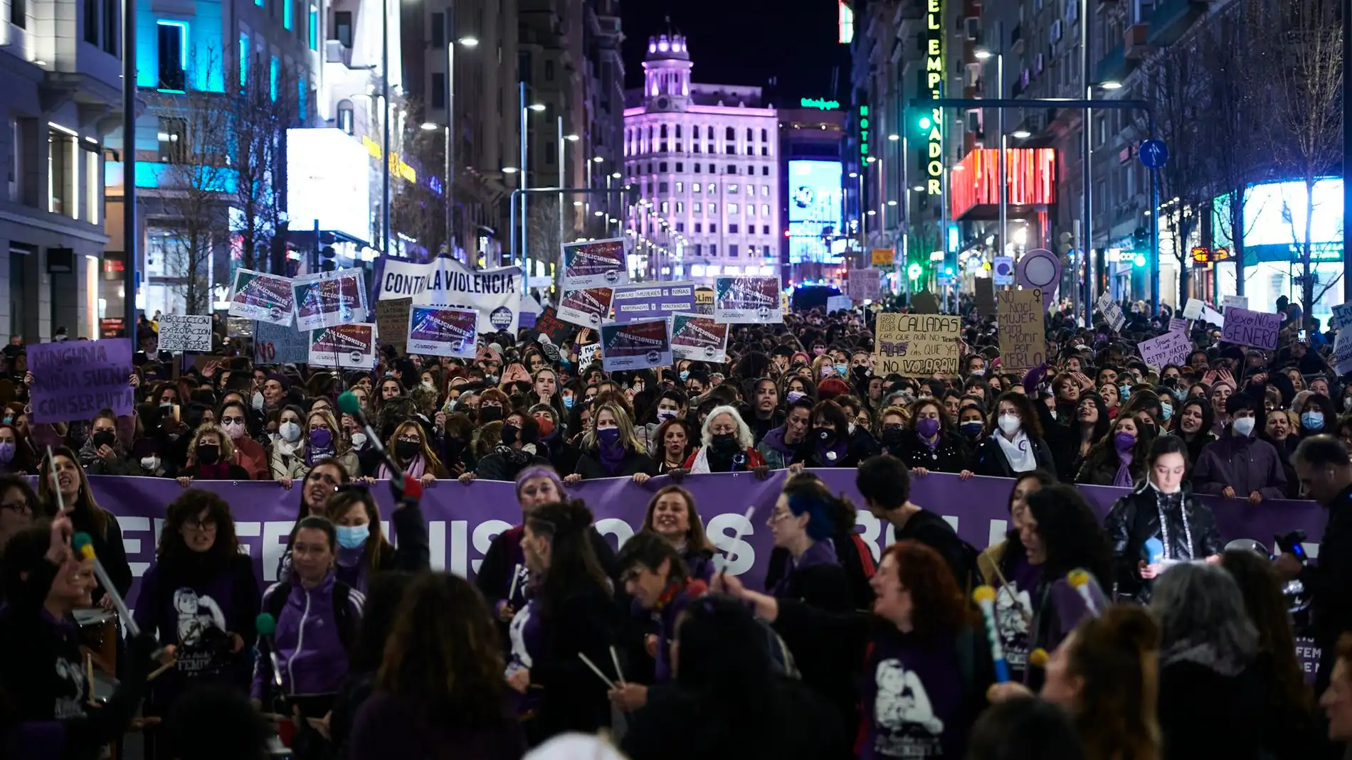 Las calles se tiñen de morado en el 8M con un movimiento feminista dividido