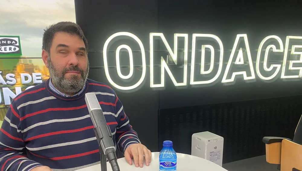 Luis Zaragoza, autor de 'Las flores y los tanques' Luis Zaragoza, autor de 'Las flores y los tanques'