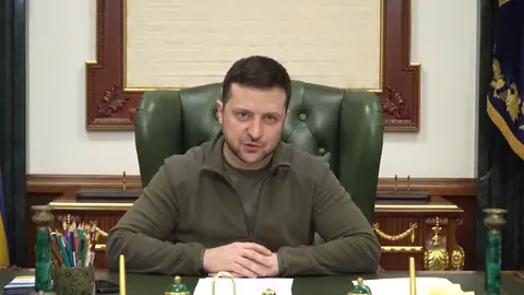 Zelenski aparece en su despacho: "No tengo miedo a nadie" Zelenski aparece en su despacho: "No tengo miedo a nadie"