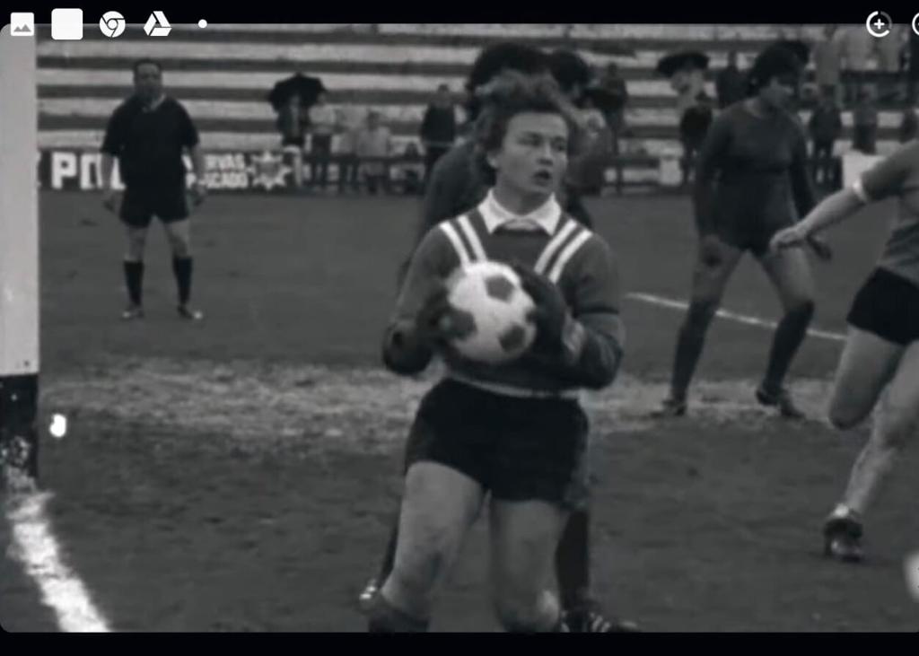 Kubalita, precursora del futbol femenino y los niños y niñas del Colegio Isabel Ferrer de Castellón en Dos de tres Kubalita, precursora del futbol femenino y los niños y niñas del Colegio Isabel Ferrer de Castellón en Dos de tres