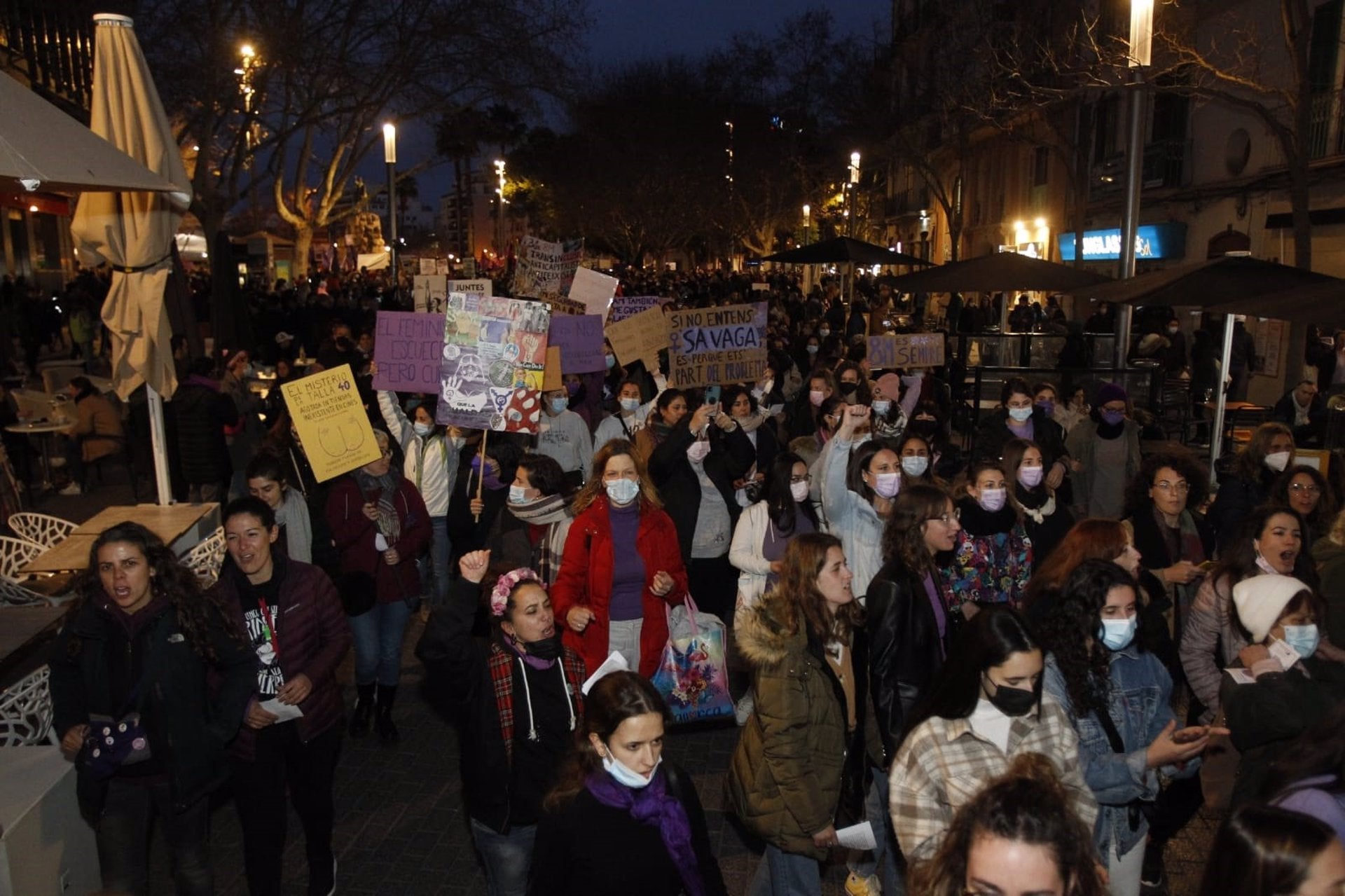 Miles de personas reclaman en Palma la eliminación de la brecha salarial y el fin de la violencia machista Miles de personas reclaman en Palma la eliminación de la brecha salarial y el fin de la violencia machista