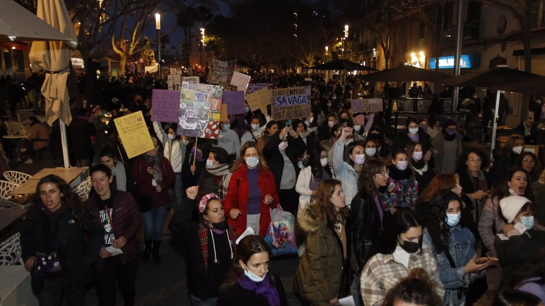Miles de personas en la manifestación del Día Internacional de la Mujer, recorriendo el centro de Palma