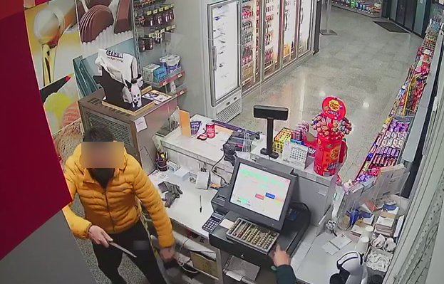Detenido tras atracar tres gasolineras a punta de navaja y sustraer más de 1.600 euros Detenido tras atracar tres gasolineras a punta de navaja y sustraer más de 1.600 euros