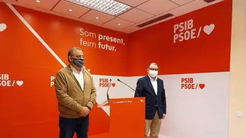 PSIB expresa "preocupación" ante la posibilidad de que PP balear quiera replicar el "pacto de la vergüenza" de CyL El portavoz del PSIB-PSOE, Alfonso Rodríguez, y el senador de la formación, Cosme Bonet, en rueda de prensa. - PSIB-PSOE