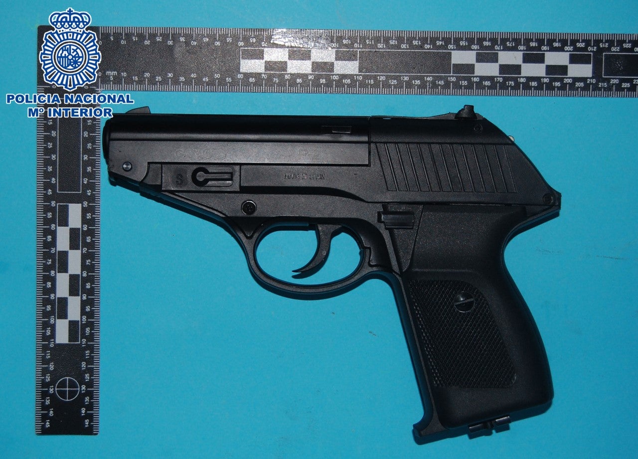 Detenido por amenazar a sus vecinos con un arma de fuego Detenido por amenazar a sus vecinos con un arma de fuego