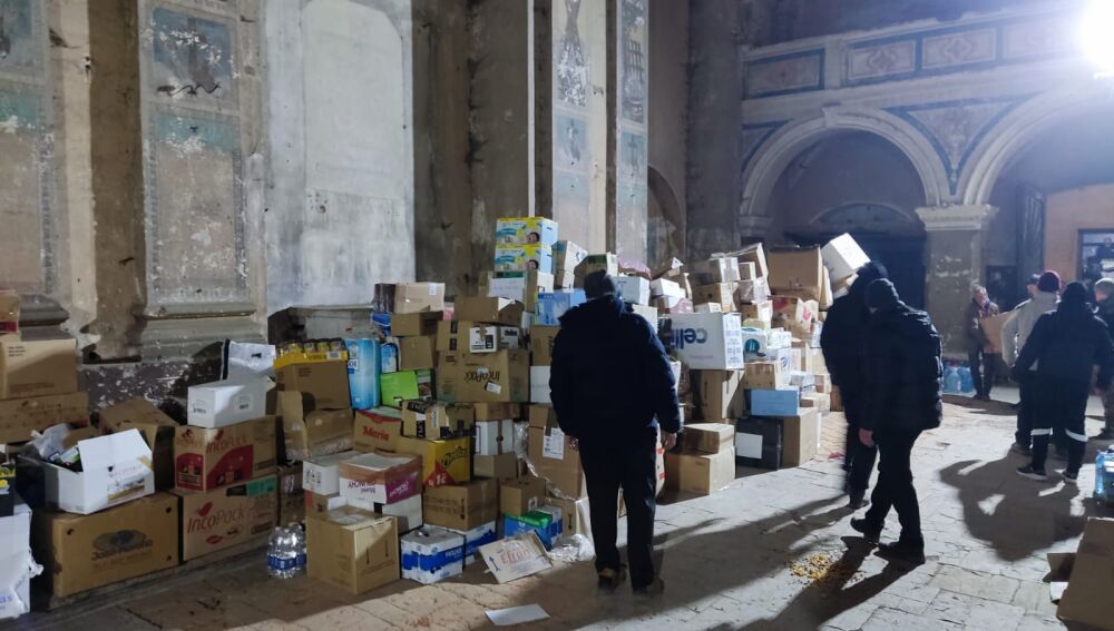 Las cajas se apilaban en una vieja iglesia de Ucrania