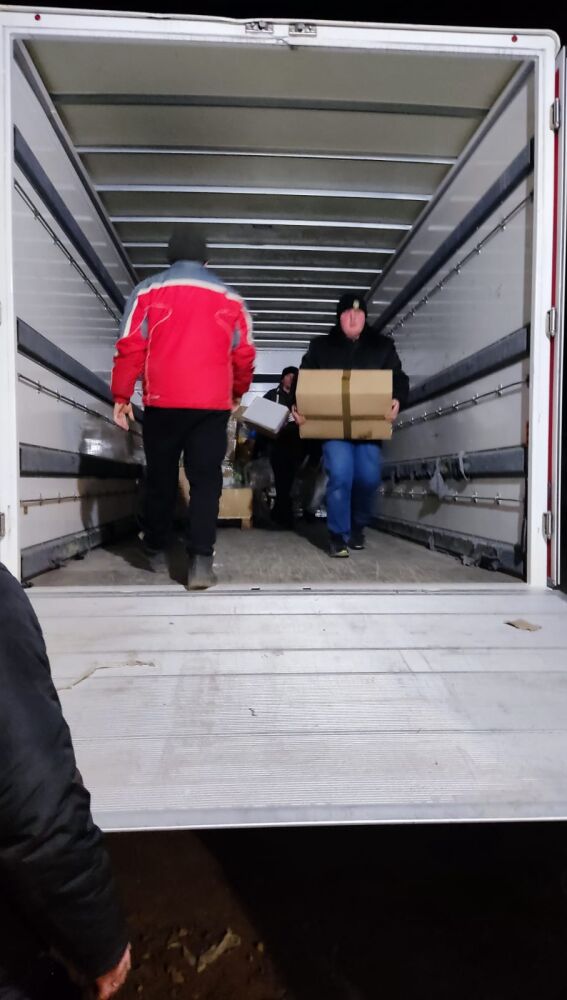 Descarga de uno de los camiones que viajó a Ucrania