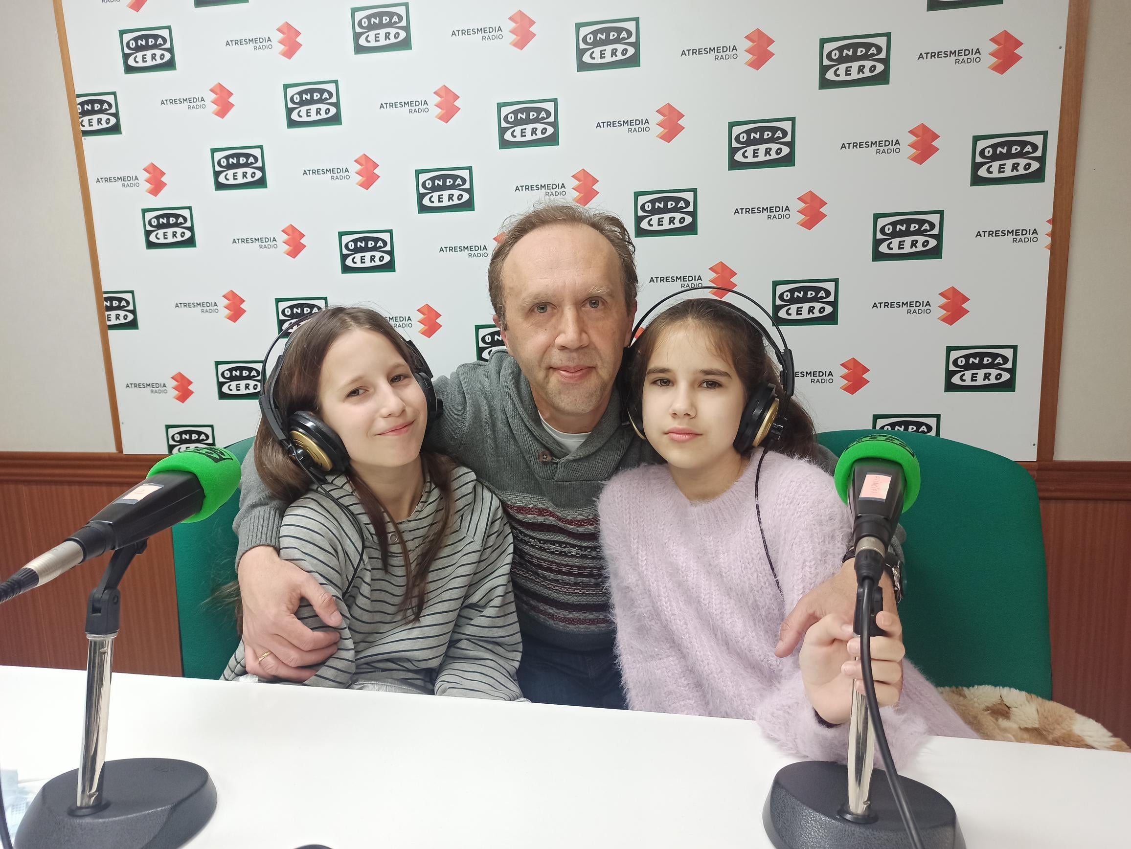 Sesenia y Varya visitan Onda Cero con Juan Luis Escobar Sesenia y Varya visitan Onda Cero con Juan Luis Escobar