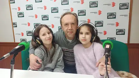 Niñas ucranianas con juan luis, padre de acogida Niñas ucranianas con juan luis, padre de acogida