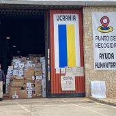 Voluntarios recogen donativos para el pueblo ucraniano en el antiguo parque de bomberos de Palma, convertido en almacén de ayuda humanitaria