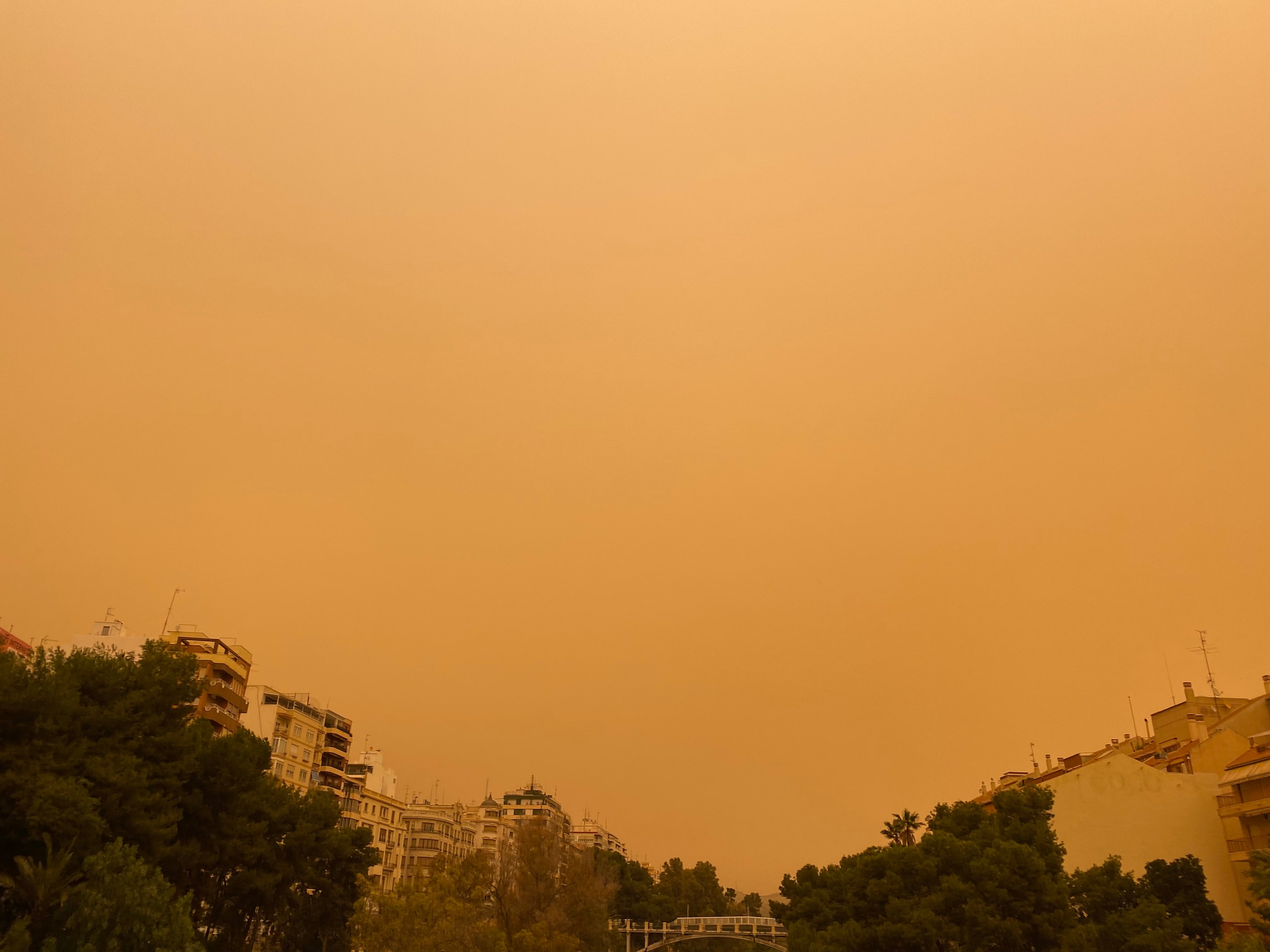 Salud recomienda precaución ante la presencia de una masa de aire africano en la Región Salud recomienda precaución ante la presencia de una masa de aire africano en la Región