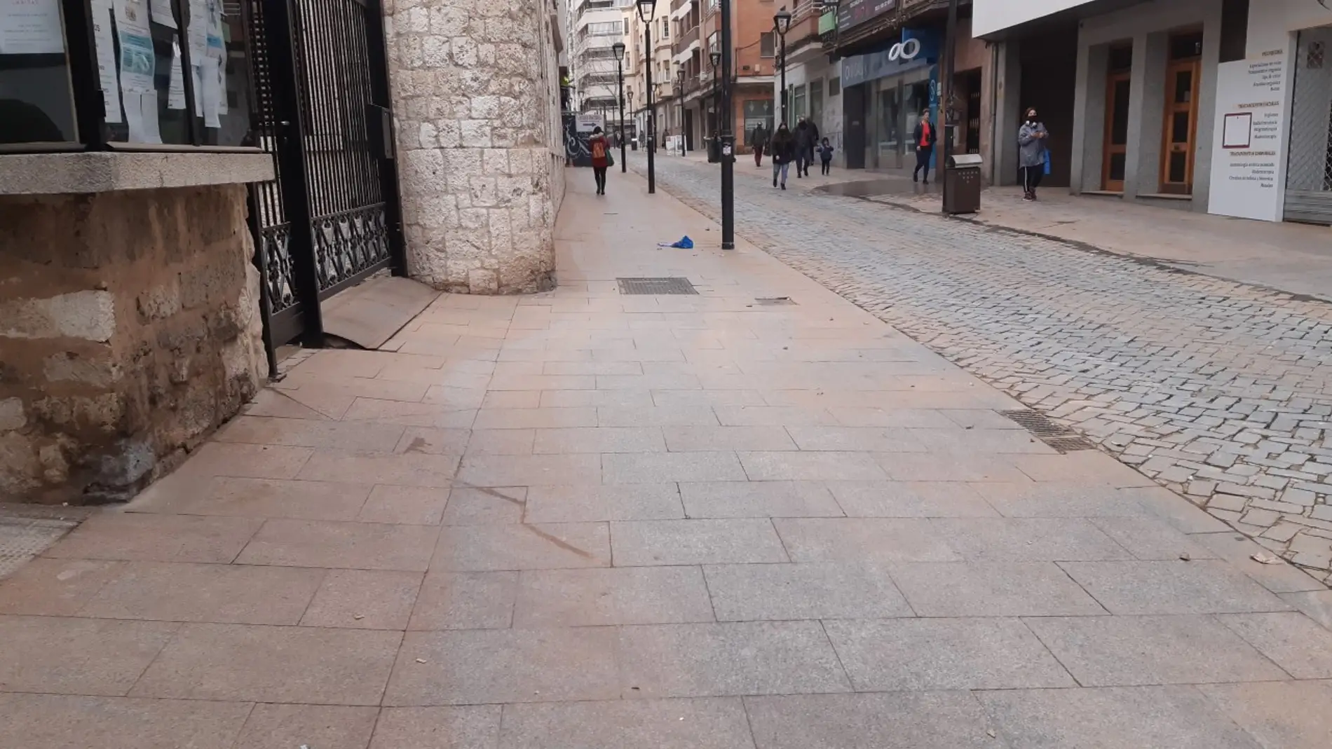 La calima deja numeroso polvo rojizo en las calles de Ciudad Real