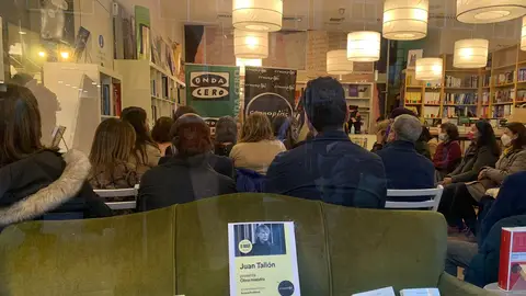juan Tallón durante la presentación de "Obra maestra" en la librería Cronopios con Susana Pedreira Entre micros y libros