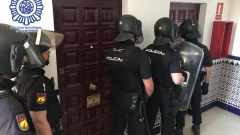 Momento en el que los agentes entran en el domicilio