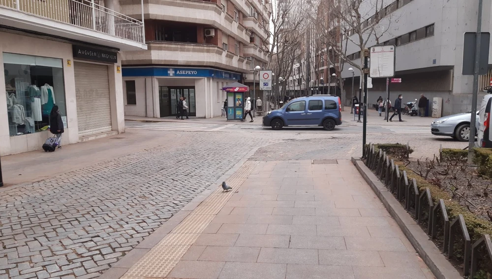 Otra calle de Ciudad Real con el polvo rojizo la calima