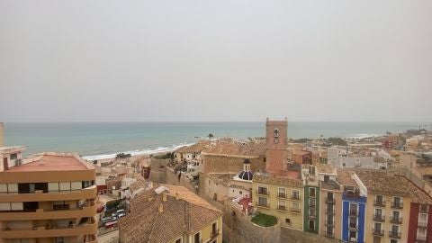 panoramica la vila joiosa muy nuboso niebla