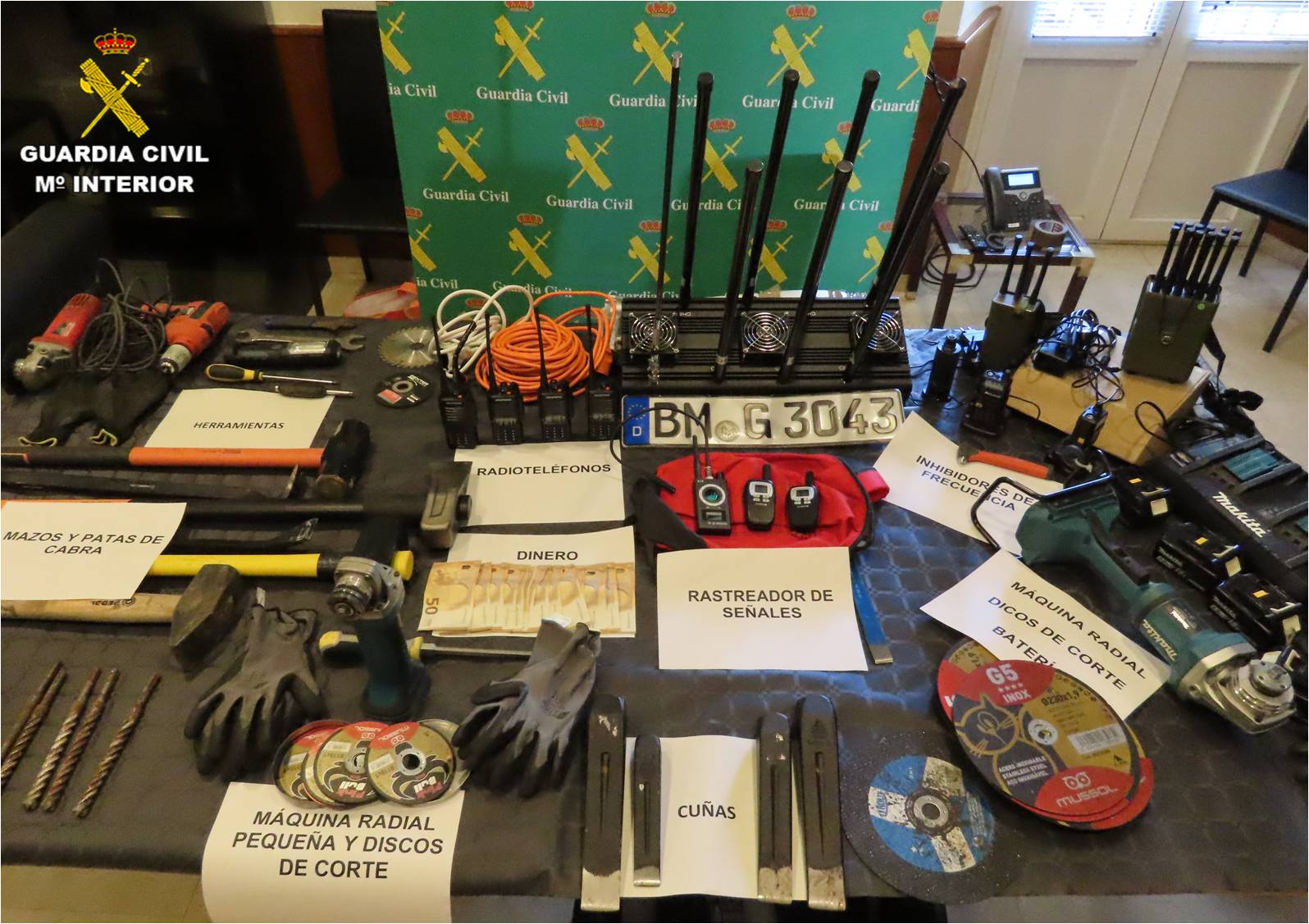 La Guardia Civil detiene en Torrevieja a parte de una banda dedicada al robo de cajeros La Guardia Civil detiene en Torrevieja a parte de una banda dedicada al robo de cajeros