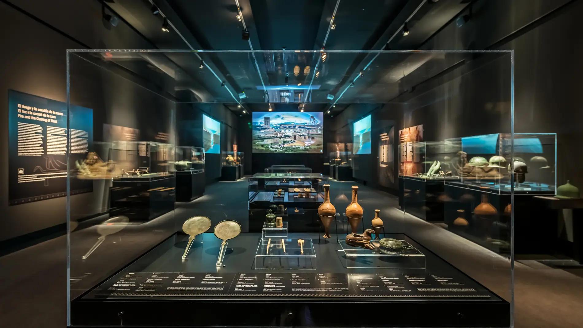La exposición sobre la civilización etrusca en una de las salas del MARQ