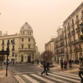 Foto de Puerta Real (centro de Granada) sumida en la calima