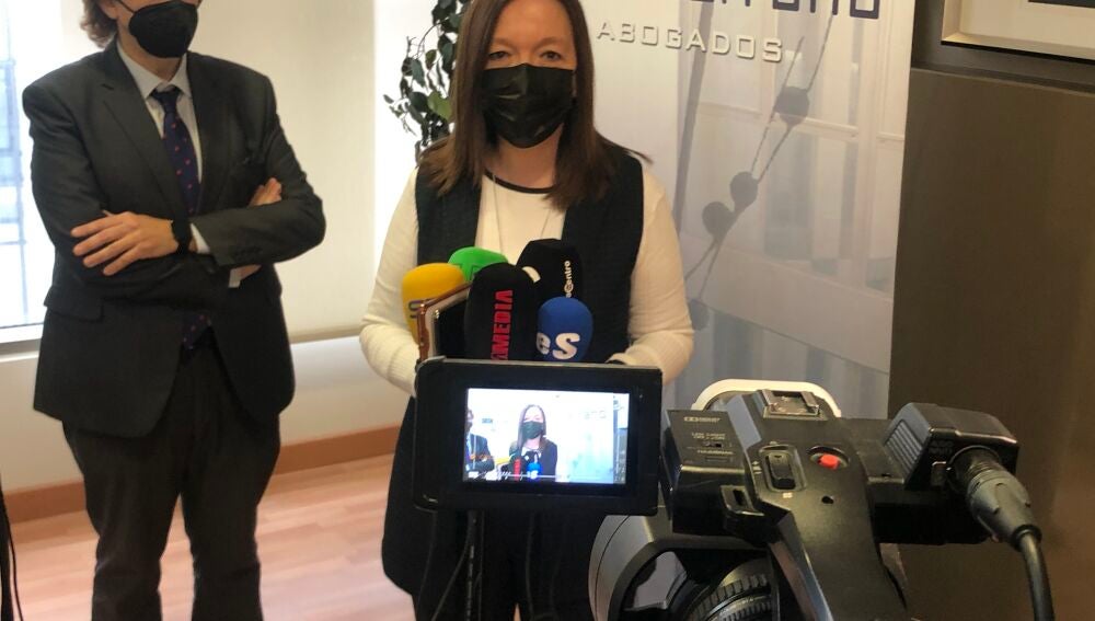 El delegado provincial de empleo junto a la alcaldesa de Alcázar