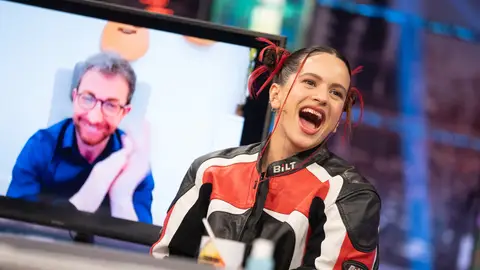 Rosalía confiesa la razón por la que lleva una mariposa en los dientes Rosalía confiesa la razón por la que lleva una mariposa en los dientes