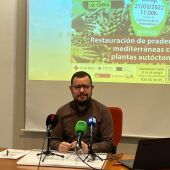 Pablo Pichaco anunciando actividades de primavera