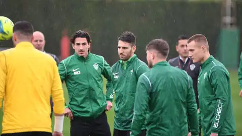 El Elche ya tramita la ficha de Knezevic a la derecha de la imagen, para que juegue con el Ilicitano. ELCHE CF
