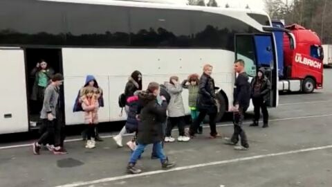 Los ni&ntilde;os en una de las paradas del viaje